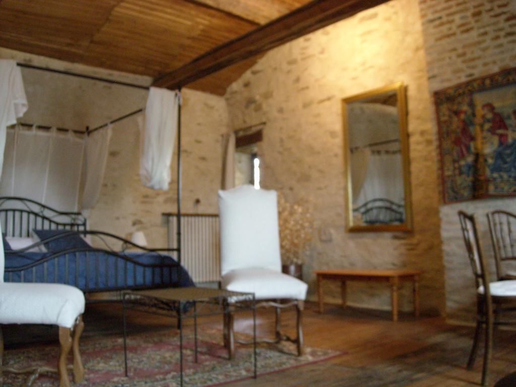 La Tour Des Laudes Bed & Breakfast Breuil-Barret Cameră foto