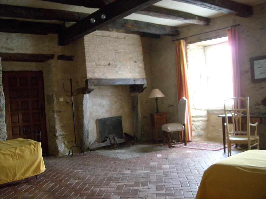 La Tour Des Laudes Bed & Breakfast Breuil-Barret Cameră foto
