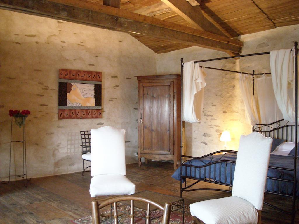 La Tour Des Laudes Bed & Breakfast Breuil-Barret Cameră foto